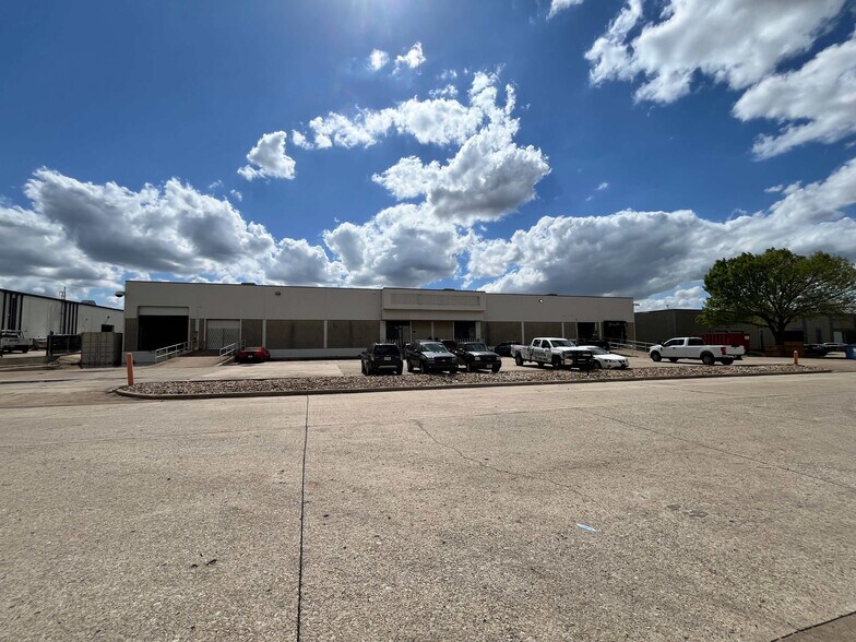 More Photos Of 4120 Billy Mitchell Dr, Addison Distribution For Lease