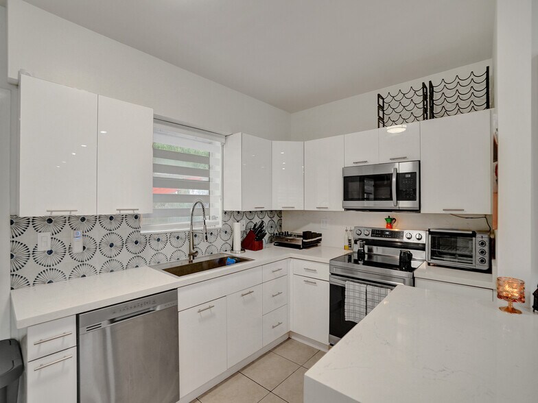 More Photos Of 281 NE 112th St, Miami Light Distribution For Sale