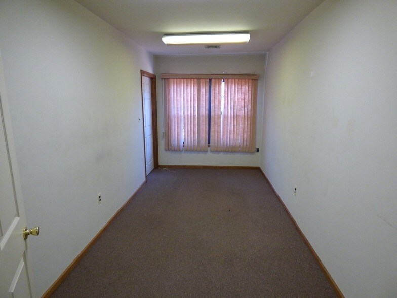 More Photos Of 1967 Lincoln Hwy, Edison Office For Sale