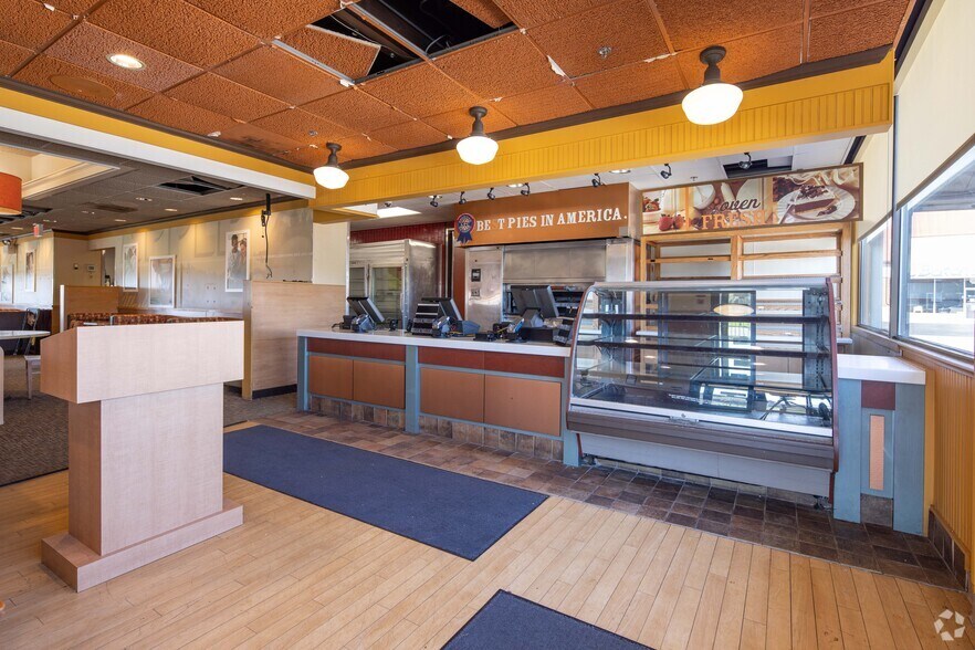 More Photos Of 1195 S Milwaukee Ave, Libertyville Restaurant For Lease