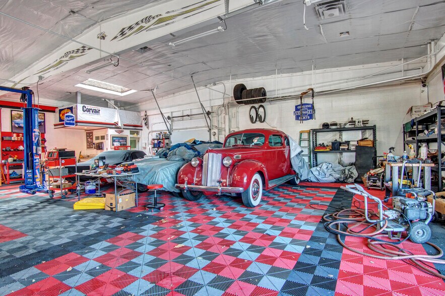 More Photos Of 18422-18428 Gault St, Reseda Warehouse For Lease