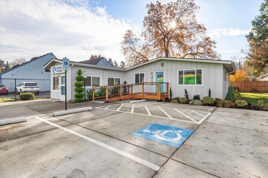 More Photos Of 2115 E 27th St, Vancouver Office For Sale