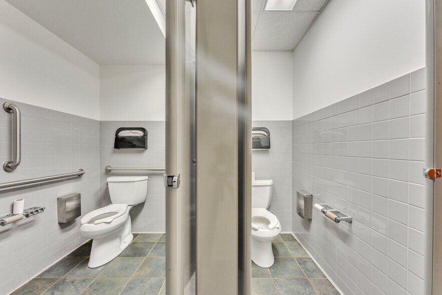 More Photos Of 2150 Garden of the Gods Rd, Colorado Springs Showroom For Lease