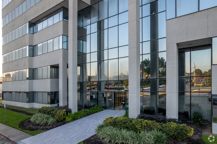 More Photos Of 711 W Bay Area Blvd, Webster Office For Lease