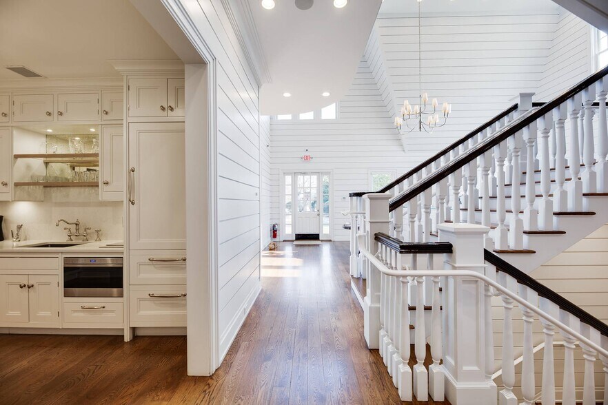 More Photos Of 26 Montauk Hwy, East Hampton Office For Sale