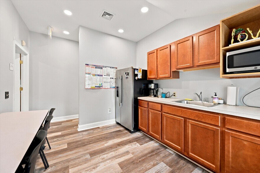 More Photos Of 103 Garris Rd, Downingtown Medical For Sale