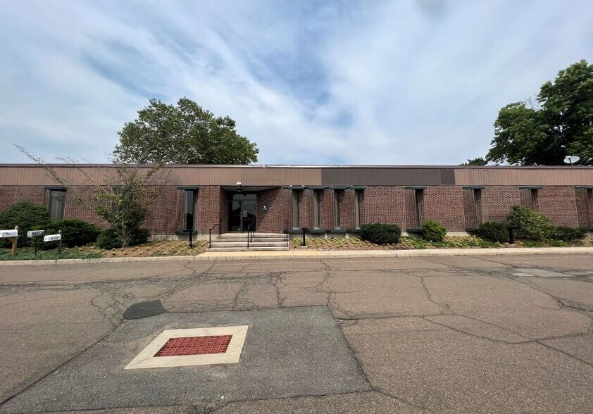 More Photos Of 965 W Main St, Branford Warehouse For Lease