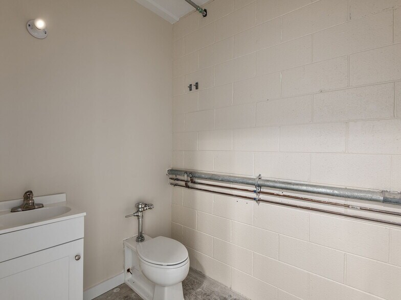 More Photos Of 732 Jonesborough St, Hendersonville Warehouse For Lease