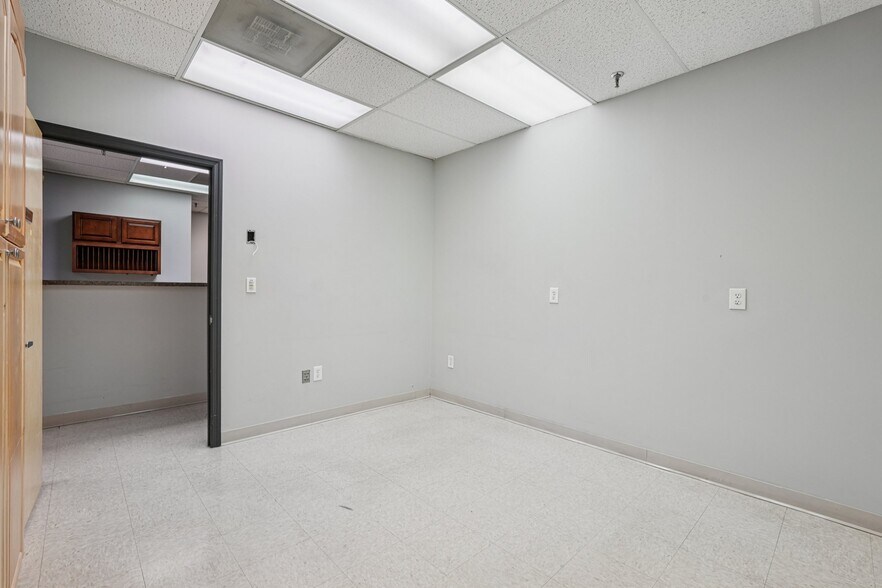 More Photos Of 970 N Broadway, Yonkers Medical For Lease