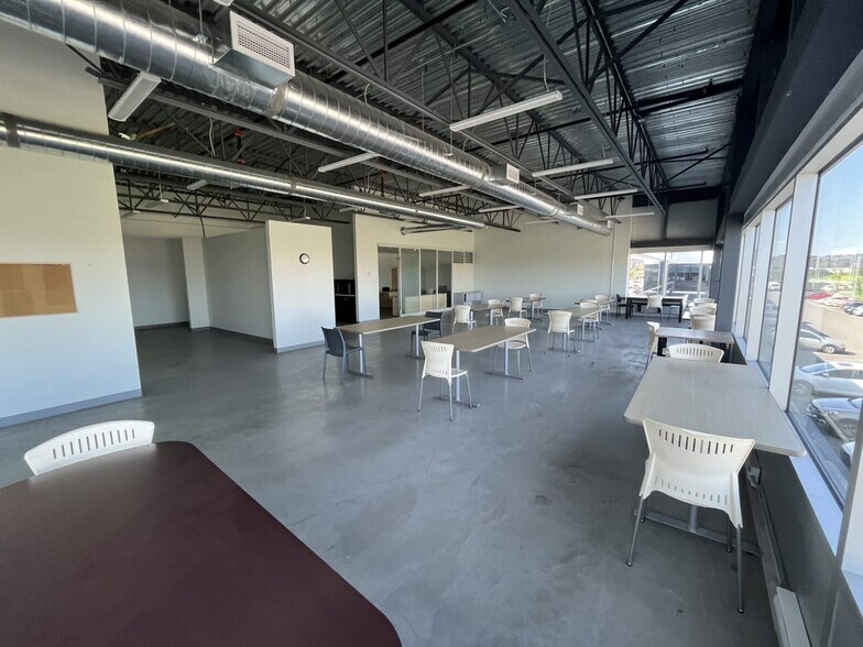 More Photos Of 1300-1334 Av De La Gare, Mascouche Service For Lease