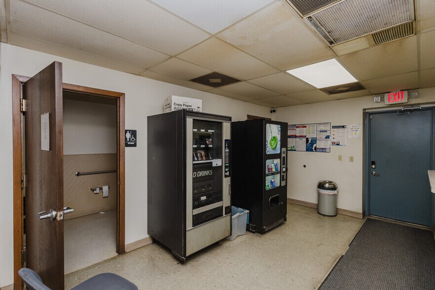 More Photos Of 2555 N Market St, Wichita Auto Repair For Sale