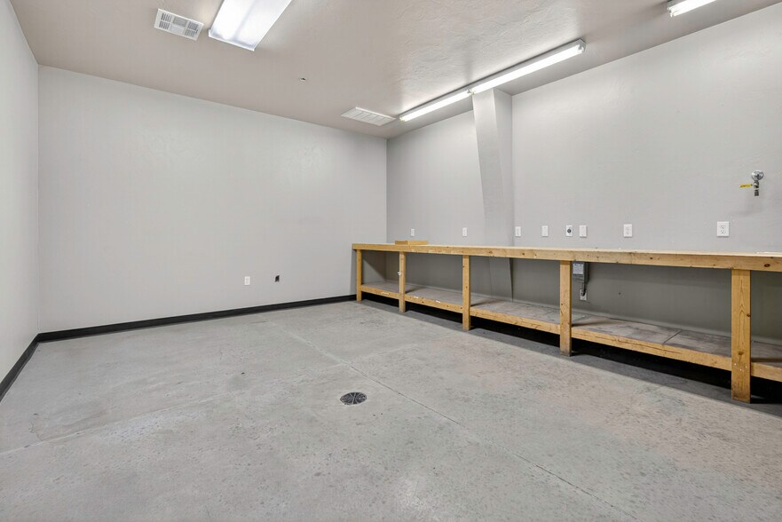 More Photos Of 2451 Van Buren St, Norman Warehouse For Lease