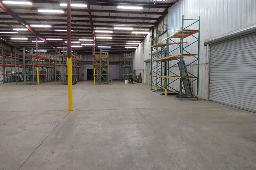 More Photos Of 2575 Front St, Cottondale Industrial For Lease