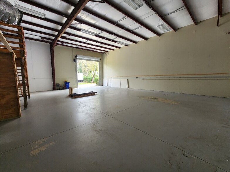 More Photos Of 2808 Hibiscus Dr, Edgewater Flex For Lease