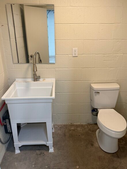 More Photos Of 1168 Butternut St, Abilene Flex For Lease