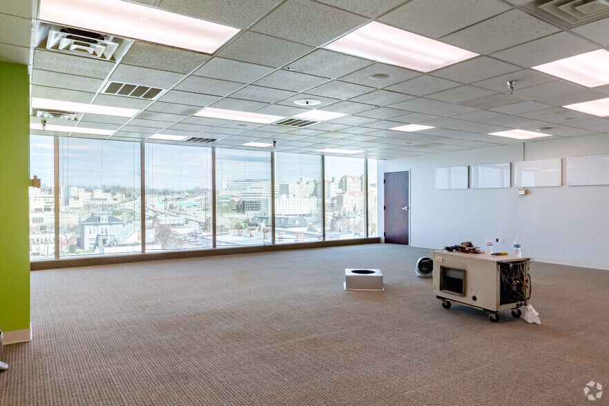 More Photos Of 222 NE Monroe St, Peoria Office For Sale