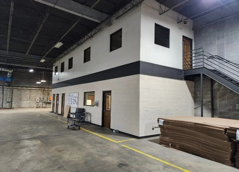 More Photos Of 10901 Carpet St, Charlotte Warehouse For Lease
