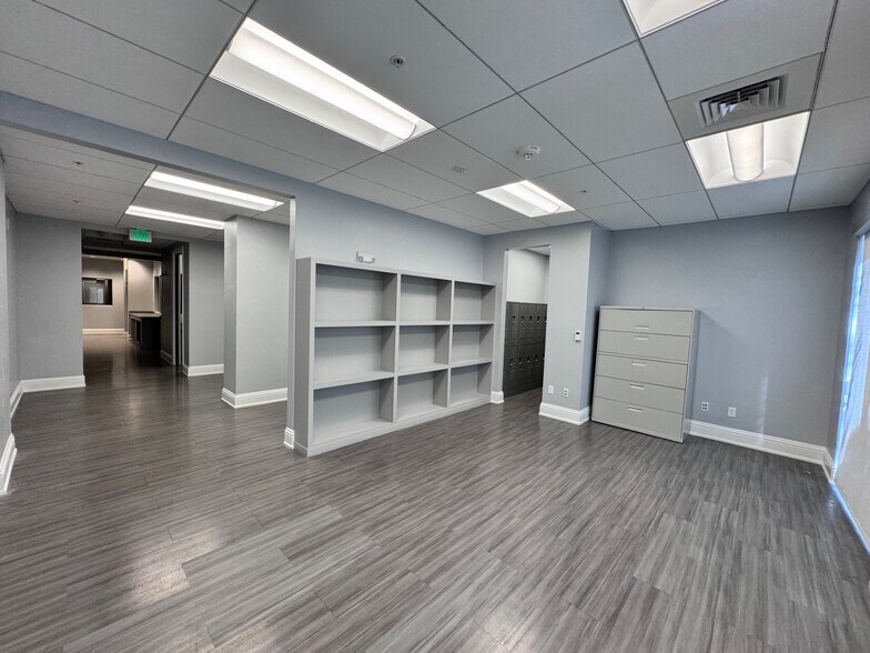 More Photos Of 1110 Pine Ridge Rd, Naples Office For Sale