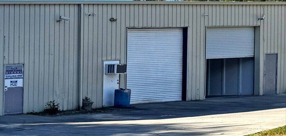 More Photos Of 12220 Hazen Ct, Thonotosassa Warehouse For Lease