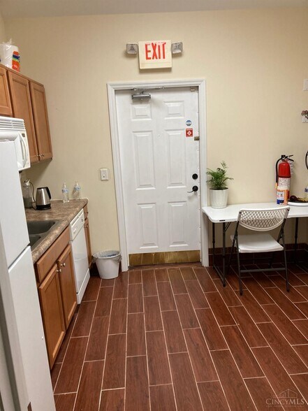 More Photos Of 8833 Chapel Square Dr, Cincinnati Medical For Sale