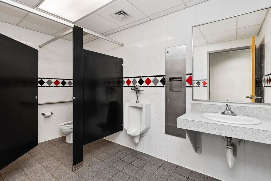 More Photos Of 1514 Commerce Ave, Carlisle Light Distribution For Lease