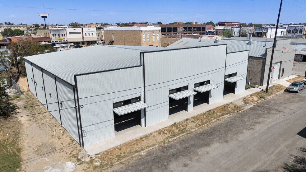 More Photos Of 202 W 1st St, Taylor Flex For Lease