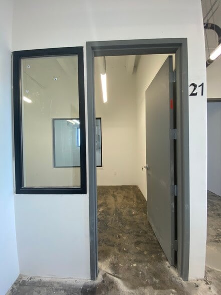 More Photos Of 901 E 31st St, Los Angeles Manufacturing For Lease