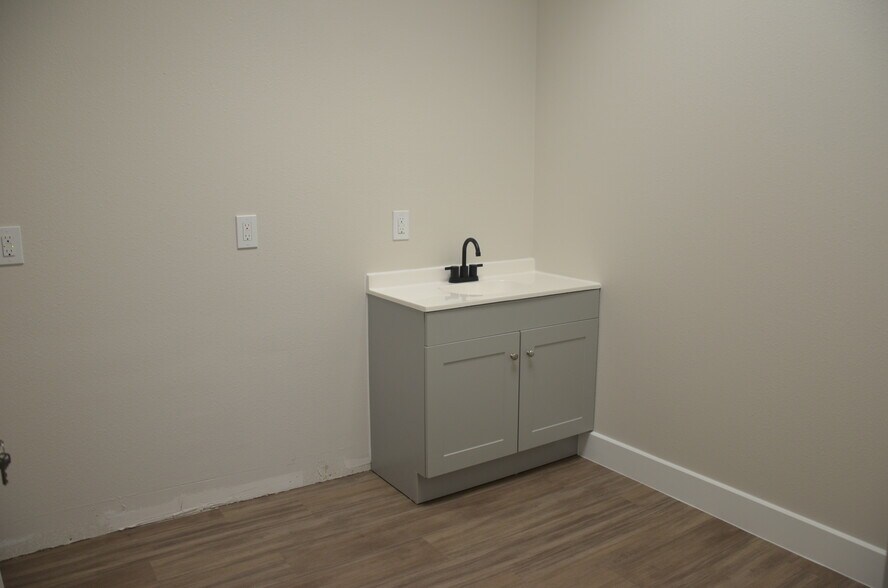 More Photos Of 7115 FM 2920, Spring Unknown For Lease