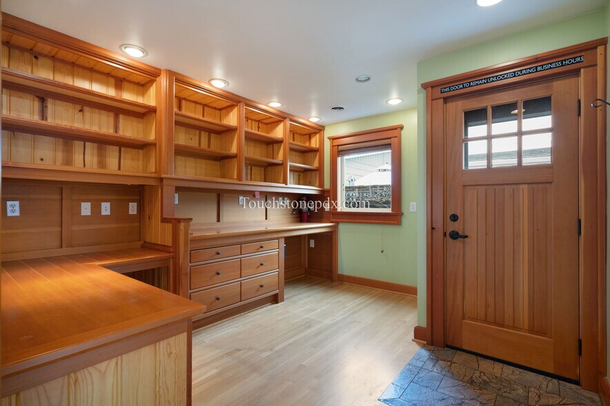 More Photos Of 685 Portland Ave, Gladstone Medical For Lease