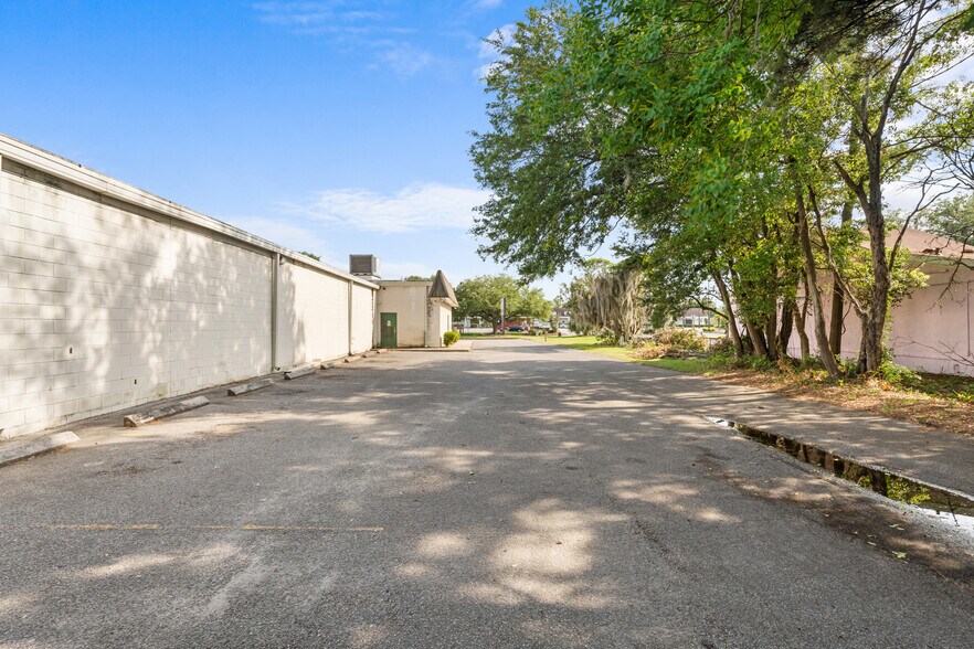 More Photos Of 6 Television Cir, Savannah Freestanding For Lease