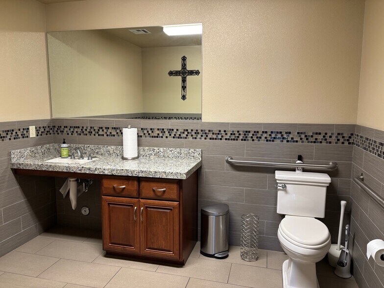 More Photos Of 992 Marchy Ln, Ceres Distribution For Sale