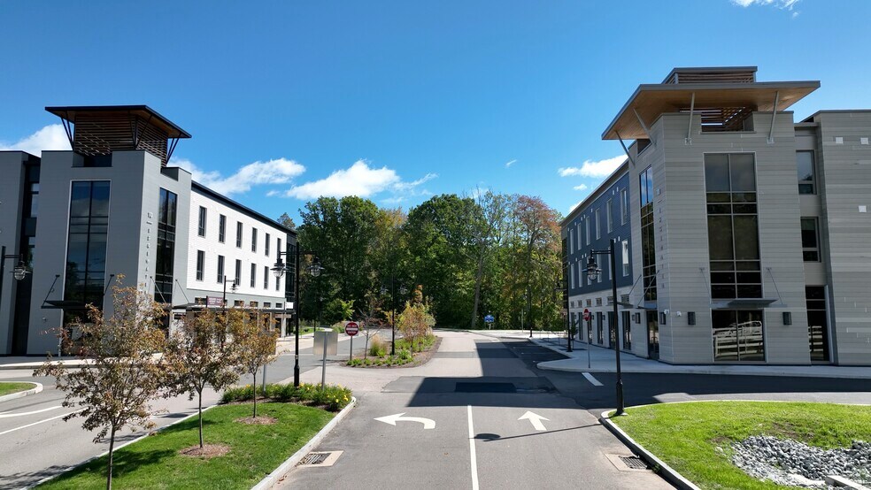 More Photos Of 11 Edgewater Cir, East Hampton Office For Lease