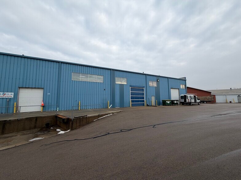 More Photos Of 3964-3980 Commercial Ave, Madison Flex For Lease