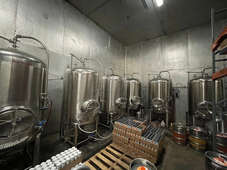 More Photos Of 1003 N Evergreen Ave, Woodbury Restaurant For Sale