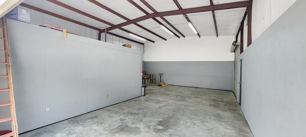 More Photos Of 340 Mechanic St, Tomball Light Distribution For Lease