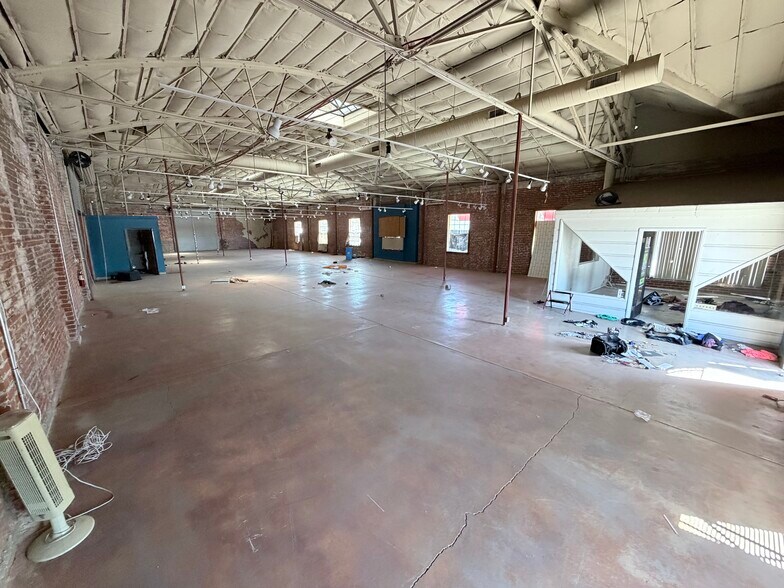 More Photos Of 2300 Eye St, Bakersfield Storefront Retail Office For Sale