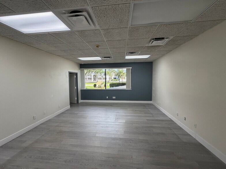 More Photos Of 10061 Amberwood Rd, Fort Myers Flex For Lease