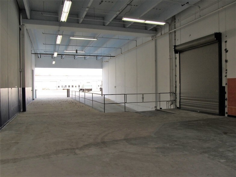 More Photos Of 731 N 17th St, St Charles Light Distribution For Lease