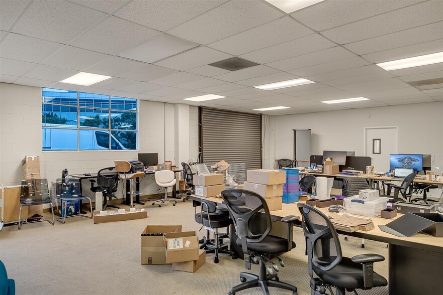 More Photos Of 1023 Chestnut St, Redwood City Research And Development For Sale