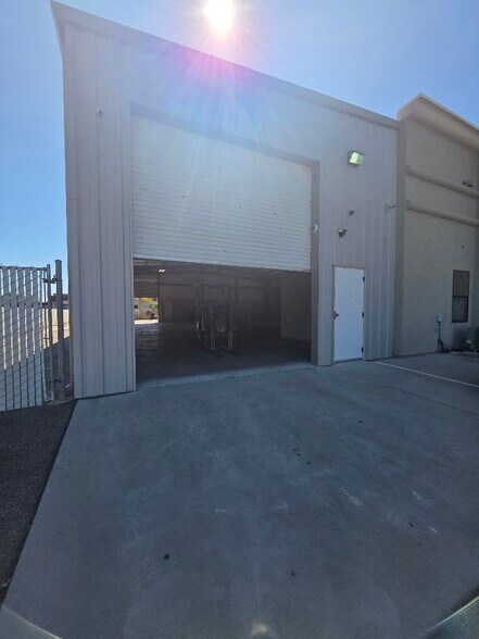 More Photos Of 500 Delano Dr, Oakdale Showroom For Lease