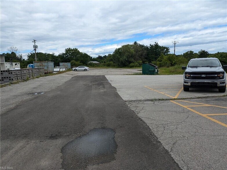 More Photos Of 1741 State Route 534 S, Geneva Restaurant For Lease