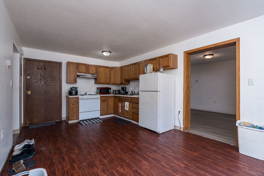 More Photos Of 3200 S Maple Ave, Slayton Apartments For Sale