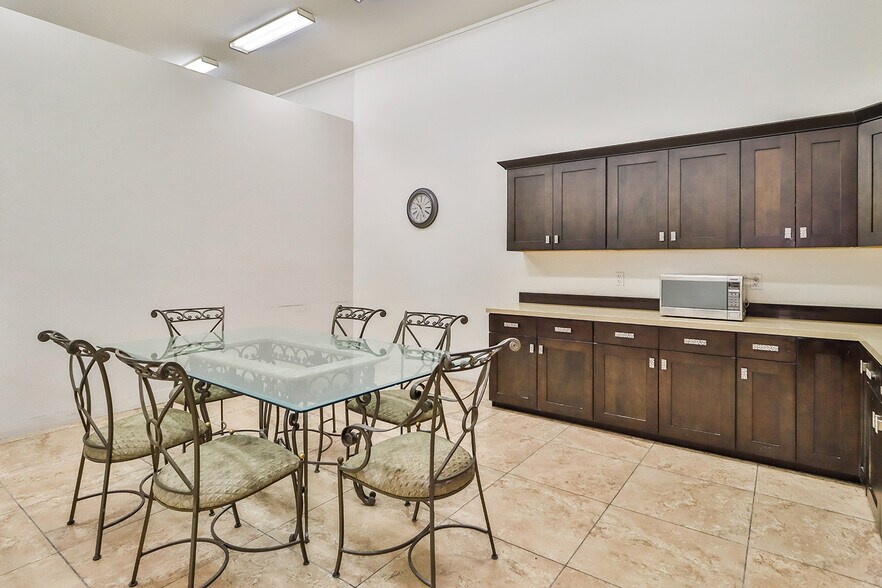 More Photos Of 8630 Tamarack Ave, Sun Valley Manufacturing For Lease