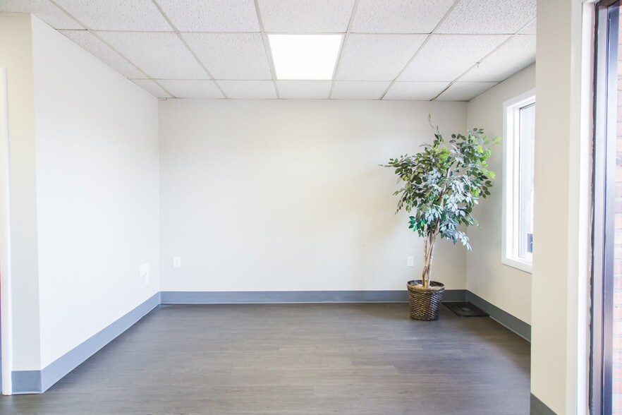 Primary Photo Of 10308 State Line Rd, Leawood Office For Lease