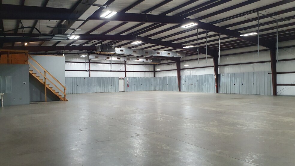 More Photos Of 7511 Oak Bluff Dr, Magnolia Warehouse For Lease