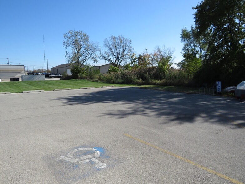 More Photos Of 2585 E Division St, Diamond Storefront Retail Office For Sale