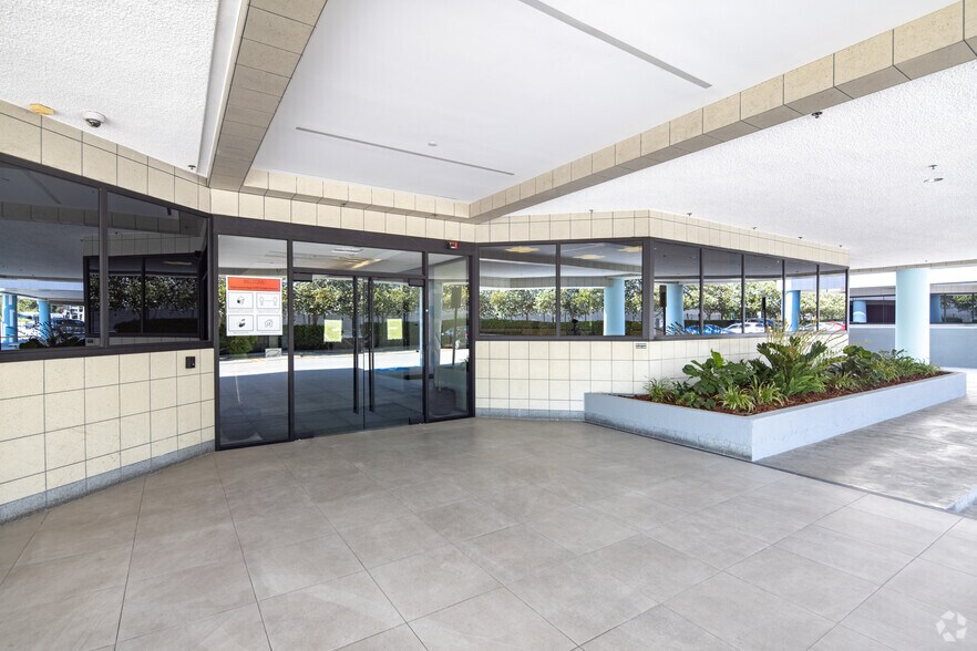 More Photos Of 6345 Balboa Blvd, Encino Unknown For Lease