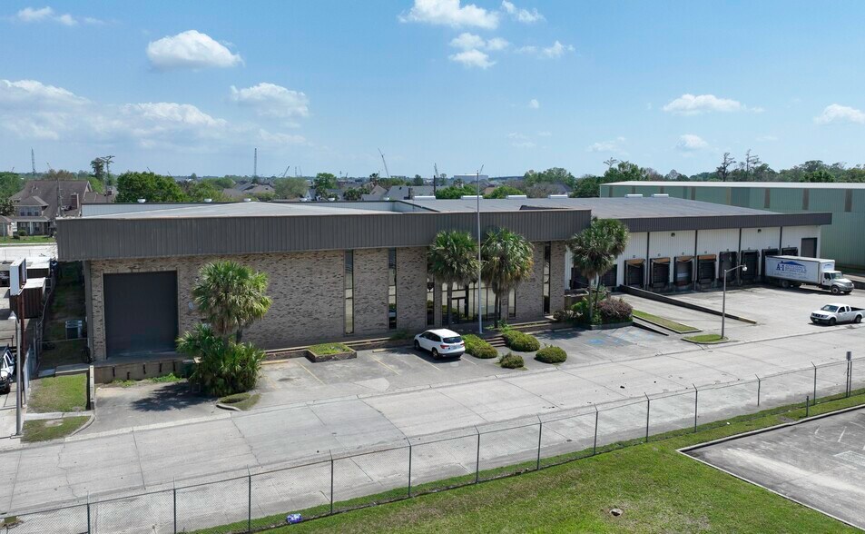 More Photos Of 1925 Industrial Blvd, Harvey Warehouse For Sale