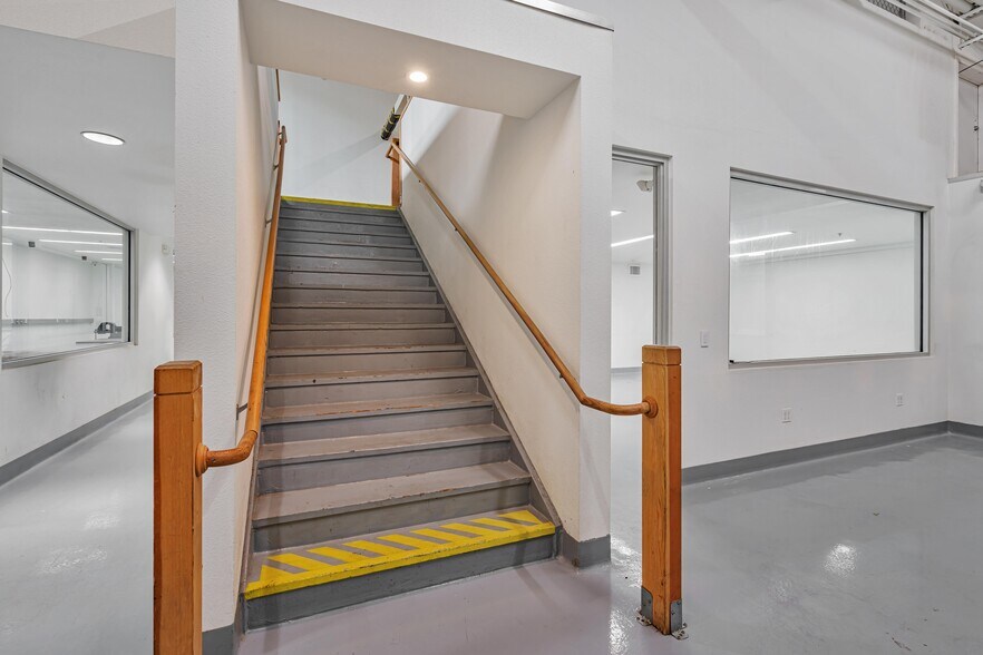 More Photos Of 1320-1326 9th St, Berkeley Warehouse For Sale