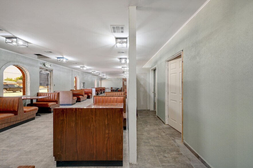 More Photos Of 2200-2204 S WW White Rd, San Antonio Restaurant For Lease